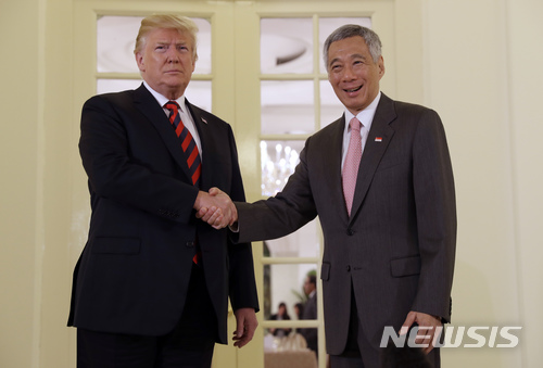 【싱가포르=AP/뉴시스】 도널드 트럼프 미국 대통령(왼쪽)이 11일 싱가포르 대통령관저인 이스타나를 방문해 리셴룽 총리와 악수하고 있다. 2018.06.11 