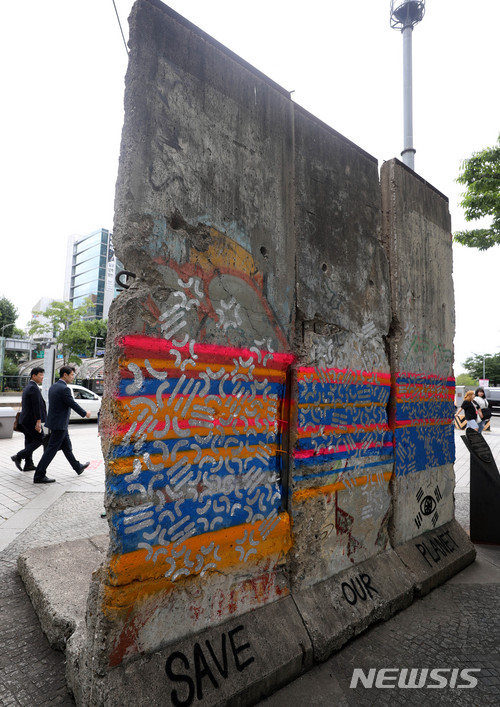 【서울=뉴시스】추상철 기자 = 독일 베를린시가 통일을 염원하는 의미에서 서울시에 기증한 베를린 장벽에 그라피티로 인해 훼손됐다. 시민들이 11일 오후 그라피티로 훼손된 서울 중구 청계천 인근 그라피티가 돼 있는 베를린장벽을 살펴보고 있다. 2018.06.11. scchoo@newsis.com