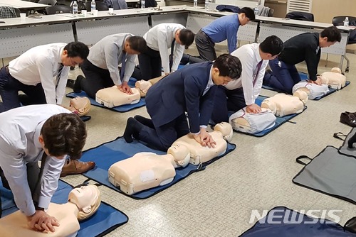 【부산=뉴시스】 하경민 기자 = 부산 신세계 센텀시티는 오는 22일까지 전 직영사원과 매장 직원 등을 대상으로 심폐소생술 등 응급처치교육을 실시한다고 12일 밝혔다. 응급처치교육에서는 심폐소생술과 자동제세동기 사용법, 성인 하임리히법 등 실습 위주의 교육이 진행된다. 2018.06.12. (사진=신세계 센텀시티 제공) yulnetphoto@newsis.com