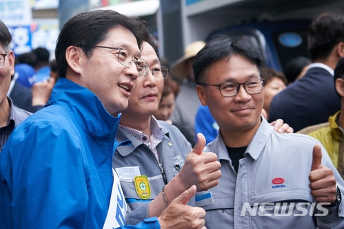 【창원=뉴시스】 김성찬 기자 = 선거운동 마지막 날인 12일 거제 고현시장 앞에서 집중유세가 진행된 가운데 유세 후 김경수 더불어민주당 경남도지사 후보가 시민들과 사진을 찍고 있다. 2018.06.12. (사진=김경수 캠프 제공) photo@newsis.com