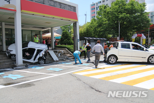 【수원=뉴시스】용인 죽전휴게소 사고 현장. 2018.06.12 (사진=경기도재난안전본부 제공) photo@newsis.com