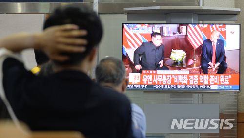 【전주=뉴시스】 김얼 기자 = 12일 전북 전주시 덕진구 전주역 대합실에서 북-미 정상회담을 관람하기 위해 대합실에 모여든 시민들이 TV를 시청하고 있다. 2018.06.12pmkeul@newsis.com