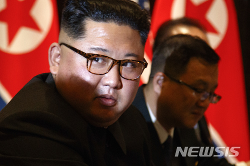 【싱가포르=AP/뉴시스】김정은 북한 국무위원장이 12일 도널드 트럼프 미 대통령과의 확대정상회담 도중 기자들을 바라보고 있다. 2018.6.12 
