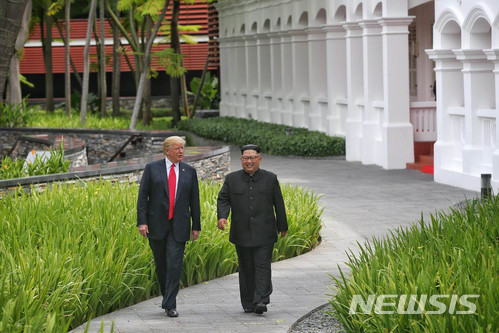 【서울=뉴시스】 12일 김정은 북한 국무위원장과 도널드 트럼프 미국 대통령이 싱가포르 센토사섬 카펠라 호텔에서 업무오찬을 한 뒤 산책하고 있다. 2018.06.12. (사진=싱가포르 통신정보부 제공) photo@newsis.com