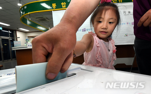 【광주=뉴시스】 부모와 투표장에 온 어린이. sdhdream@newsis.com