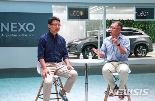 【서울=뉴시스】 현대자동차는 13일(현지시각) 중국 상하이 신국제엑스포센터(SNIEC)에서 개막한 아시아 최대 규모의 전자제품박람회 ‘CES 아시아 2018(CES ASIA 2018)’에 참가했다. 정의선 현대자동차 부회장과 자오용 딥글린트 CEO가 현대자동차-딥글린트 기술 협력 파트너십에 대해 발표를 하고 있다. 2018.06.13. (사진=현대자동차 제공) photo@newsis.com