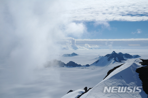 【남극=AP/뉴시스】하미시 프리처드 연구원이 제공한 지난 2011년 사진에서 남극 알렉산더섬의 스타카토봉 정상이 구름으로 뒤덮여 있다. 13일 배포된 국제연구팀의 조사 보고서에 따르면 지난 1992년 이후 지금까지 남극에서 3조t의 빙산이 녹아 없어졌다. 2018.6.14