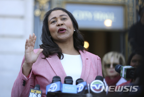 【샌프란시스코=AP/뉴시스】미 샌프란시스코의 사상 첫 흑인 여성 시장으로 당선된 런던 브리드(43)가 13일(현지시간) 샌프란시스코 시청 앞에서 기자들에게 이야기하고 있다. 브리드는 13일 샌프란시스코 시장 자리를 놓고 경합했던 마크 리노 전 주 상원의원이 패배를 시인하면서 시장 당선을 확정지었다. 2018.6.14