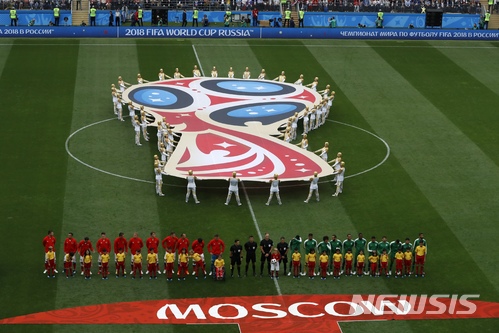 【모스크바(러시아)=AP/뉴시스】개최국 러시아와 사우디아라비아의 2018 국제축구연맹(FIFA) 러시아월드컵 개막전 겸 A조 조별리그 1차전이 14일 오후 6시(현지시간·한국시간 15일 자정) 수도 모스크바의 루즈니키 경기장에서 열렸다. 