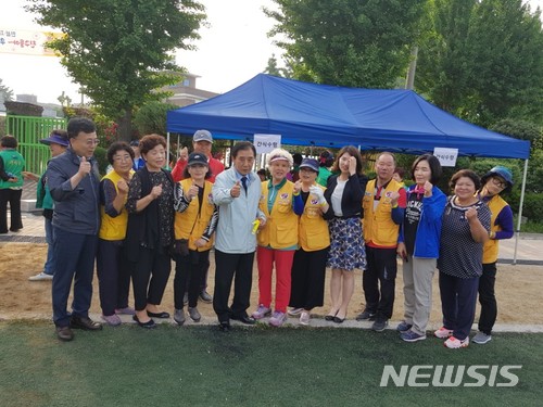 '가족사랑 가족건강 걷기대회'에 참석한 박윤국(왼쪽에서 다섯번째) 경기 포천시장 당선자. 