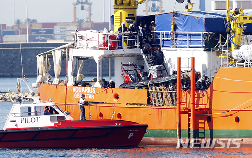 【발렌시아=AP/뉴시스】 이탈리아 시칠리아 항에서 퇴짜 맞고 지중해에 표류하던 비정부기구 'SOS 지중해' 소속 아쿠아리우스 구조선이 1주일의 거친 항해 끝에 17일 스페인 동부 항구에 도착, 구조 이주민들이 하선하고 있다. 2018. 6. 17. 
