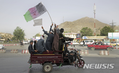 【카불(아프가니스탄)=AP/뉴시스】아프가니스탄 탈레반 반군들과 지지자들이 17일 수도 카불에서 아프간과 탈레반 깃발을 그린 표현물을 들고 차량으로 카불 시내를 질주하고 있다.  2018.6.18