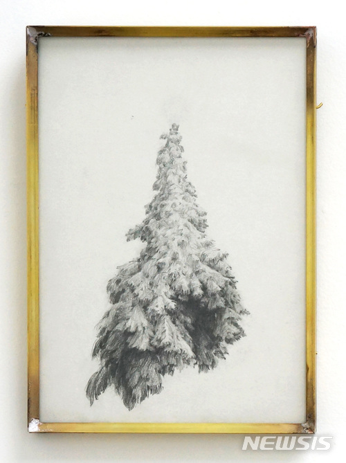 【서울=뉴시스】 Rebellious Tree, 2017, (21.6 x 15.2 cm). 드로잉 작품은 작가가 직접 주물을 뜬 액자를 끼웠다.