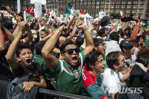 【멕시코시티=AP/뉴시스】 18일(한국시간) 멕시코시티에서 2018 러시아 월드컵 조별리그 F조 독일과 멕시코의 경기를 지켜보며 응원하는 멕시코 국민들. 