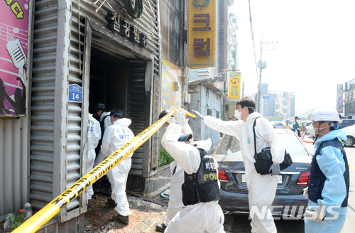 【군산=뉴시스】 김얼 기자 = 지난 17일 전북 군산시 장미동에 위치한 한 7080클럽에서 일어난 방화사건에 대한 경찰,소방 관계자들의 현장검증이 18일 실시된 가운데 과학수사대와 화재조사반이 사건의 진상을 파악하기 위해 현장으로 들어서고 있다. 2018.06.18 pmkeul@newsis.com 