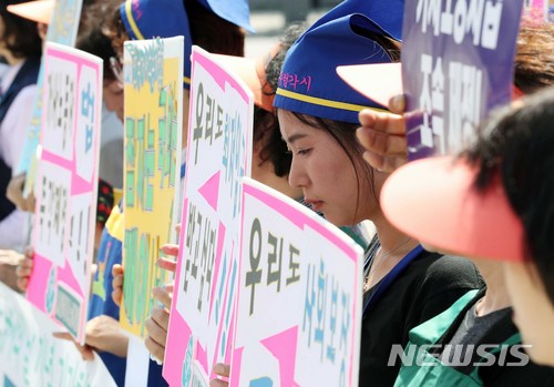 【서울=뉴시스】고승민 기자 = 한국가사노동자협회, 우렁각시, 한국YWCA연합회원들이 18일 오후 서울 여의도 국회 앞에서 2018 국제가사노동자의 날 기념 기자회견을 열고 19, 20대 국회를 향해 ILO 가사노동자 일자리 협약 비준 고용개선 법률안의 조속한 처리를 촉구하고 있다. 2018.06.18. kkssmm99@newsis.com