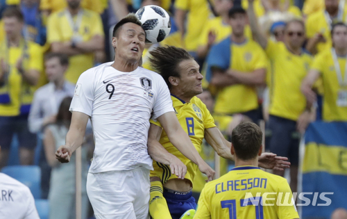 South Korea&#039;s Kim Shin-wook, left, vies for the ball with Sweden&#039;s Albin Ekdal during the group F match between Sweden and South Korea at the 2018 soccer World Cup in the Nizhny Novgorod stadium in Nizhny Novgorod, Russia, Monday, June 18, 2018. (AP Photo/Lee Jin-man)