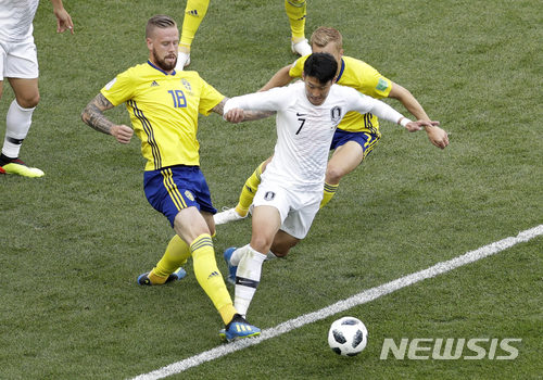 South Korea&#039;s Son Heung-min, centre, vies for the ball with Sweden&#039;s Pontus Jansson during the group F match between Sweden and South Korea at the 2018 soccer World Cup in the Nizhny Novgorod stadium in Nizhny Novgorod, Russia, Monday, June 18, 2018. (AP Photo/Michael Sohn)