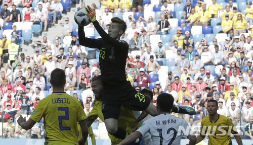 FIFA도 주목한 골키퍼 조현우, 월드컵 데뷔 '철벽' 선방쇼 