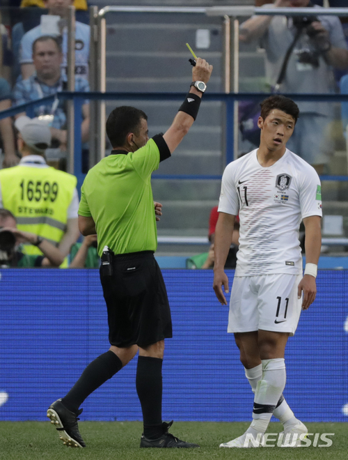 Referee Joel Aguilar shows a yellow card to South Korea&#039;s Hwang Hee-chan during the group F match between Sweden and South Korea at the 2018 soccer World Cup in the Nizhny Novgorod stadium in Nizhny Novgorod, Russia, Monday, June 18, 2018. (AP Photo/Lee Jin-man)