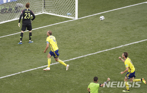 FIFA도 주목한 골키퍼 조현우, 월드컵 데뷔 '철벽' 선방쇼 