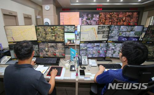 【서울=뉴시스】서초25시센터에서 관제요원들이 CCTV 카메라 영상을 모니터링하고 있는 모습.  (사진 = 서초구 제공) photo@newsis.com