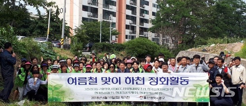 【울산=뉴시스】박일호 기자 = 울산시 동구와 그린리더동구협의회 회원, KCC, 현대미포조선, 한국프랜지공업, 현대중공업, 현대건설기계, 현대일렉트릭 임직원 등이 19일 오후 동구 제기천 일원에서 환경정화활동을 벌인 뒤, 기념사진을 찍고 있다. 2018.06.19. (사진=울산 동구 제공) photo@newsis.com