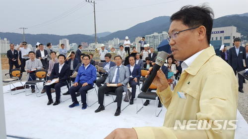 【창원=뉴시스】강경국 기자 = 허성무 창원시장 당선인이 19일 경남 창원시 마산합포구 월영동과 가포동 일원에 조성 중인 마산해양신도시 건설 현장을 방문한 가운데 김상운 창원시 해양사업과장이 현재 진행 상황을 설명하고 있다. 2018.06.19.kgkang@newsis.com