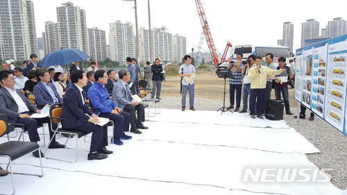 【창원=뉴시스】강경국 기자 = 허성무 창원시장 당선인이 19일 경남 창원시 마산합포구 월영동과 가포동 일원에 조성 중인 마산해양신도시 건설 현장을 방문한 가운데 김상운 창원시 해양사업과장이 현재 진행 상황을 설명하고 있다. 2018.06.19.kgkang@newsis.com