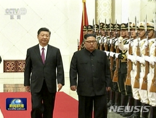 【베이징=AP/뉴시스】 김정은 북한 국무위원장이 19일 중국을 방문 시진핑 중국 국가주석과 회동하는 모습이 CCTV를 통해 보도되고 있다. 2018.06.19.    photo@newsis.com