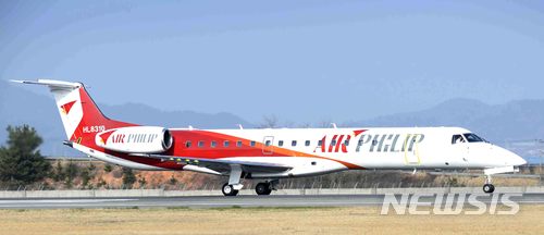 【광주=뉴시스】이창우 기자 = 항공업계 최초로 호남지역을 기반으로 한 신생항공사 ㈜에어필립(Air PhiLip)은 오는 30일 50인승 소형항공기 엠브라에르(Embraer) ERJ-145호기가 '광주~김포' 노선에 첫 취항한다고 20일 밝혔다. ERJ-145기는 안전성이 입증돼 미국·유럽·일본 등 항공 선진국에서 사용하는 대표적인 지역운송용 항공기로 알려져 있다. 2018.06.20. (사진=에어필립 제공) lcw@newsis.com