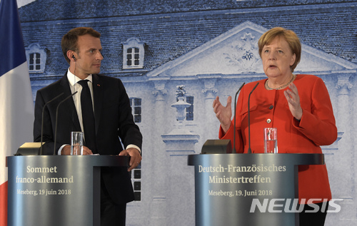 【베를린=AP/뉴시스】앙겔라 메르켈 독일 총리(오른쪽)와 에마뉘엘 마크롱 프랑스 대통령이 19일(현지시간) 독일 베를린에서 정상회담 후 기자회견을 진행하고 있다. 2018.06.20