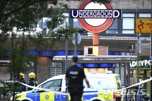【런던=AP/뉴시스】지난 6월19일(현지시간) 영국 런던의 사우스게이트 지하철역에서 폭발이 발생해 일대가 통제되고 있다. 2018.11.06
