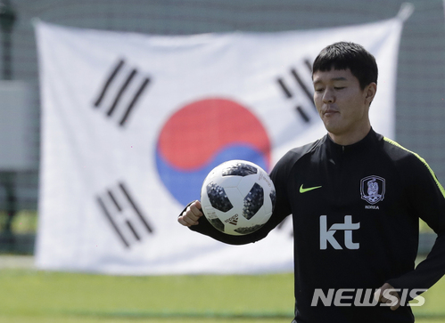 South Korea&#039;s Ju Se-jong controls the ball during a training session of South Korea at the 2018 soccer World Cup at the Spartak Stadium in Lomonosov near St. Petersburg, Russia, Wednesday, June 20, 2018. (AP Photo/Lee Jin-man)