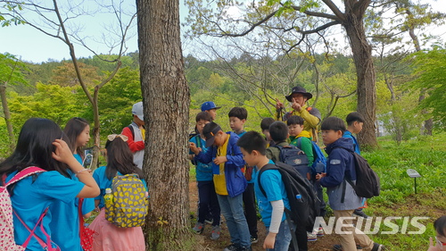 【남원=뉴시스】윤난슬 기자 = 서부산림청은 '숲 어울림학교'를 통해 숲 교육, 산림치유, 진로·직업교육 등의 다양한 산림복지서비스 프로그램을 제공하고 있다고 22일 밝혔다. 2018.06.21.(사진=서부산림청 제공) photo@newsis.com