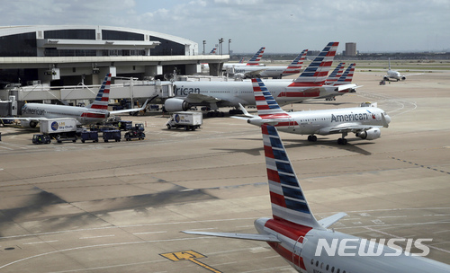 【댈러스=AP/뉴시스】 미국의 아메리칸항공이 지난해 10월과 지난달 추락사고가 발생한 보잉 737 맥스 기종 운항 중단기간을 오는 6월5일(현지시간)까지 연장한다고 8일 발표했다. 텍사스주 댈러스-포트워스 공항에 있는 아메리칸항공 소속 항공기. 2019.04.08