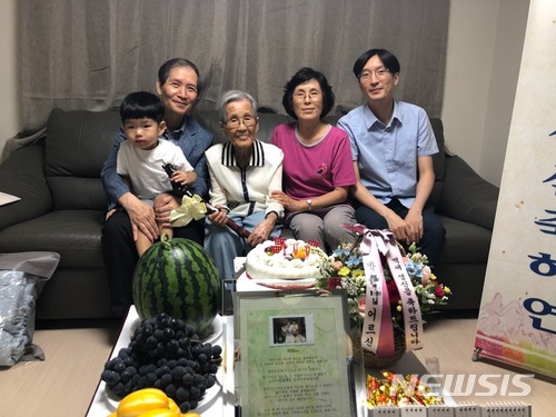 【서울=뉴시스】서울 강동구(구청장 이해식)가 지난 21일 관내 100세 노인의 생신을 축하하기 위해 마련한 '온세상 생신 축하연'. (사진 = 강동구 제공) photo@newsis.com