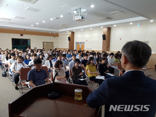 【괴산=뉴시스】김재광 기자 = 충북 괴산군은 22일 군청 대회의실에서 공무원 200여명이 참석한 가운데 ‘지방분권 강연’을 했다.2018.06.22.(사진=괴산군 제공) photo@newsis.com