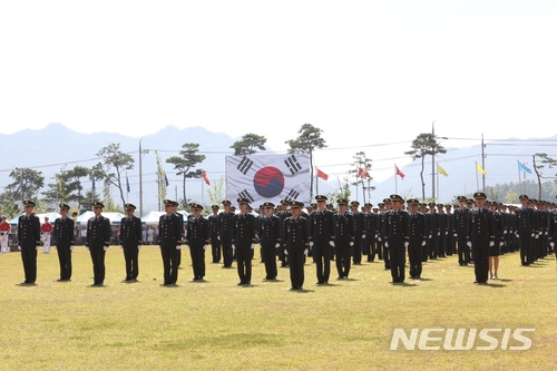 【괴산=뉴시스】김재광 기자 = 22일 충북 괴산군 육군 학생군사학교 대연병장에서 학사사관, 단기간부사관 합동 임관식이 열려 신임장교들이 애국가를 제창하고 있다.2018.06.22.(사진=육군 학생군사학교 제공) photo@newsis.com