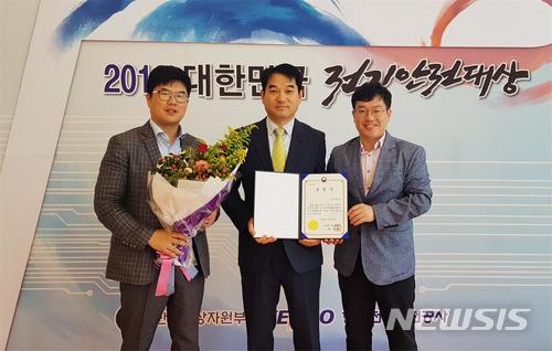  【부산=뉴시스】허상천 기자 = 부산시설공단은 22일 산업통상자원부 주최로 열린 2018 대한민국 전기안전대상 시상식에서 전기안전 유공표창 단체상을 수상했다. 단체상을 수상한 부산시설공단 김찬석 안전관리팀장(중앙)과 직원들이 기념촬영을 했다. 2018.06.22. (사진 = 시설공단 제공) photo@newsis.com