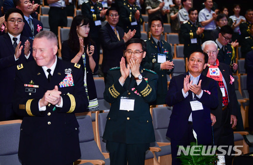 【안동=뉴시스】류상현 기자 = 22일 경북도청 동락관에서 열린 6·25전쟁 제68주년 국제학술세미나에서 참석자 소개가 진행되고 있다. (맨왼쪽 마이클 A 빌스 미8군사령관, 왼쪽 2번째 서정열 육군3사관학교장, 3번째 김순견 경제부지사) 2018.6.22. (사진=경북도 제공) photo@newsis.com 