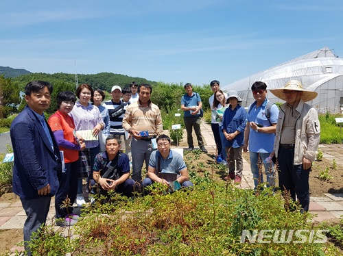 【안동=뉴시스】류상현 기자 = 22일 경북농민사관학교 유기농업인과정 교육생들이 경북도 생물자원연구소 시험 포장을 둘러보고 있다. 2018.06.22 (사진=경북도 제공) photo@newsis.com 