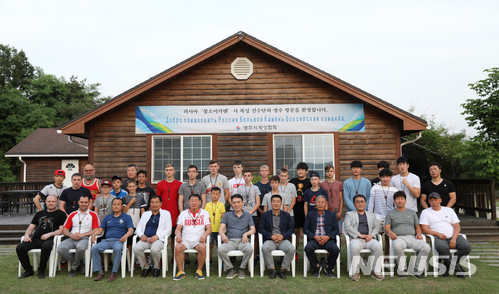  【영주=뉴시스】김진호 기자 = 경북 영주시를 방문한 러시아 볼소이 까멘시 복싱선수단이 영주시복싱협회 관계자들과 기념사진을 찍고 있다. 2018.06.22 (사진=영주시복싱협회 제공) photo@newsis.com