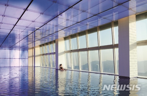 【서울=뉴시스】리츠칼튼 홍콩 118층 수영장. (사진=홍콩관광청 제공)