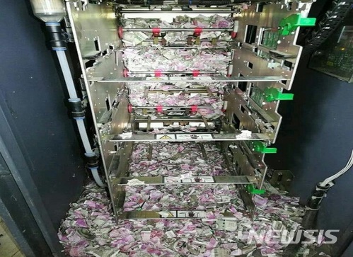 【서울=뉴시스】인도 틴수키아의 한 현금자동입출금기(ATM) 안에서 쥐들에 의해 훼손된 현금 123만 8000루피(약 2022만 원)어치가 발견됐다. <출처: 타임스오브 인디아> 2018.6.22.