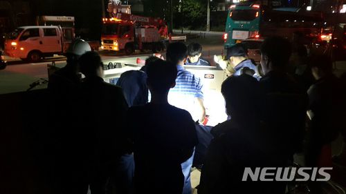 【태백=뉴시스】김태식 기자 = 22일 오후 7시50분께 강원 태백시 황지동에서 지중변압기가 고장이 나 정전이 된 가운데 한전 직원들이 수리를 하고 있다. 2018.06.22. newsenv＠newsis.com