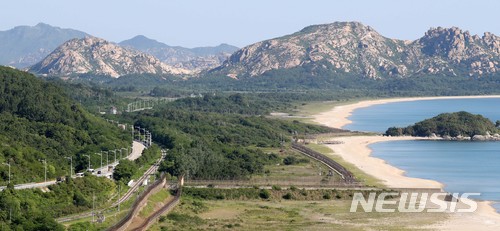 【고성(강원)=뉴시스】 사진공동취재단 = 8·15 이산가족 상봉행사를 논의하기 위해 방북하는 남북 적십자회담 남측 대표단을 태운 버스가 22일 오전 동해선 육로 비무장지대를 통과해 금강산으로 향하고 있다. 2018.06.22.  photo@newsis.com