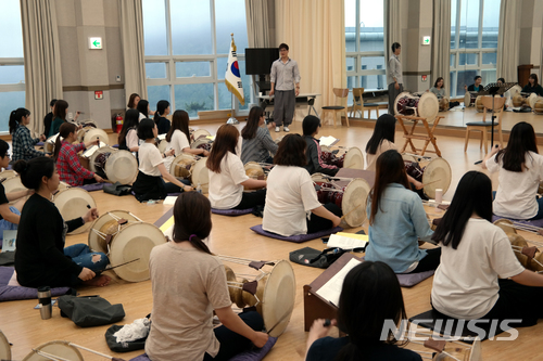 【진도=뉴시스】박상수 기자 = 국립남도국악원은 26일부터 4박5일간 전국 대학 음악교육과 학부 및 대학원생 40명을 대상으로 '2018 하계 미래교원 국악연수'를 진행한다고 22일 밝혔다. 사진은 예비교원들의 국악에 대한 이해와 실기능력을 높일 국악연수 장면. 2018.06.22. (사진=남도국악원 제공) photo@newsis.com