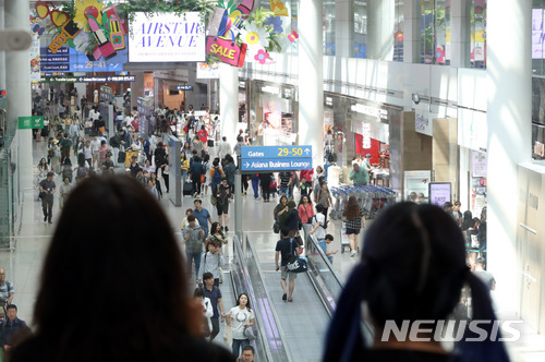 【인천공항=뉴시스】홍찬선 기자 = 면세업계의 판도를 바꿀 인천공항 제1여객터미널 면세사업자가 22일 결정된다. . 인천공항 면세점은 롯데면세점이 중국발 사드의 영향으로 매출이 감소됐다며 인천공항공사에 임대료 인하를 주장했지만 받아들여지지 않아 철수를 결심했다. 이에 따라 지난달 공사는 롯데면세점이 철수하는 면세점 DF1(향수·화장품, 탑승동 전품목), DF5(패션·피혁) 구역에 대한 입찰을 실시해 신세계DF와 호텔신라를 복수사업자로 선정해 관세청에 통보했다. 이르면 이날 오후 인천공항 면세점의 주인의 향방이 가려질 예정이다. 사진은 22일 오전 인천공항 제1여객터미널 면세점의 모습. 2018.06.22.  mania@newsis.com