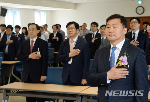 【전주=뉴시스】 김얼 기자 = 제65대 윤웅걸 검사장 취임식이 22일 전북 전주시 전주지방검찰청 대회의실에서 실시된 가운데 윤웅걸 신임 검사장(오른쪽)이 취임식에 앞서 국민의례를 하고 있다. 2018.06.22pmkeul@newsis.com